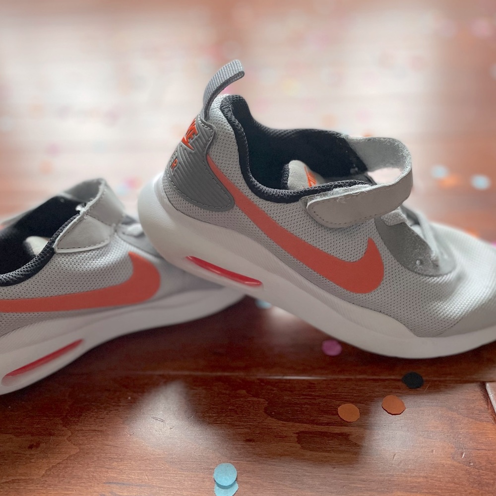 Nike boys shoes euc
